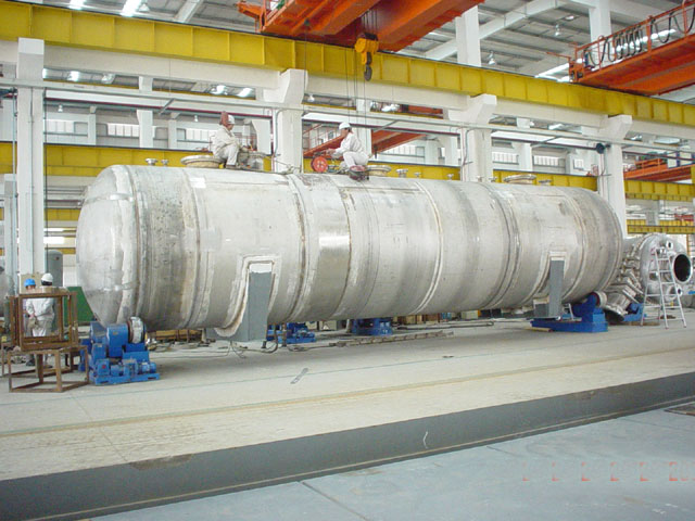 Large scale chemical reactor equipment